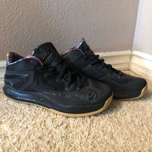 Lebron James 11  Low - Hyper Crimson-Hyper Cobalt